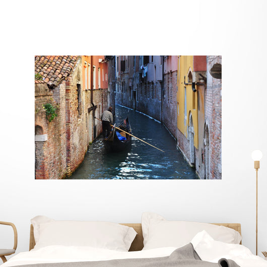 Gondoleer in Narrow Venice Canal Wall Decal