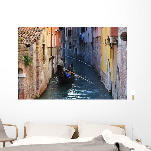 Gondoleer in Narrow Venice Canal Wall Decal