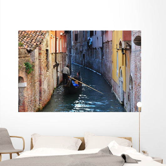 Gondoleer in Narrow Venice Canal Wall Decal