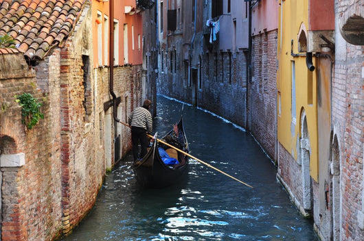 Gondoleer in Narrow Venice Canal Wall Decal
