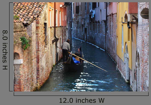 Gondoleer in Narrow Venice Canal Wall Decal