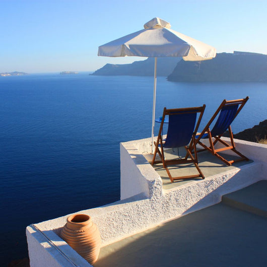 Santorin - Terrasse et parasol Wall Mural
