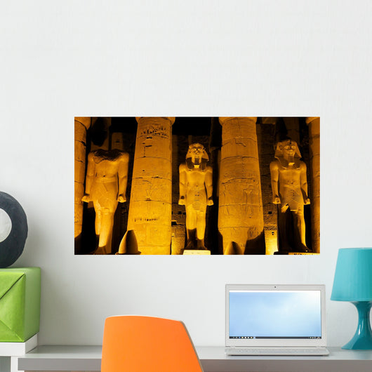 Beleuchtete Ramses Statuen im
