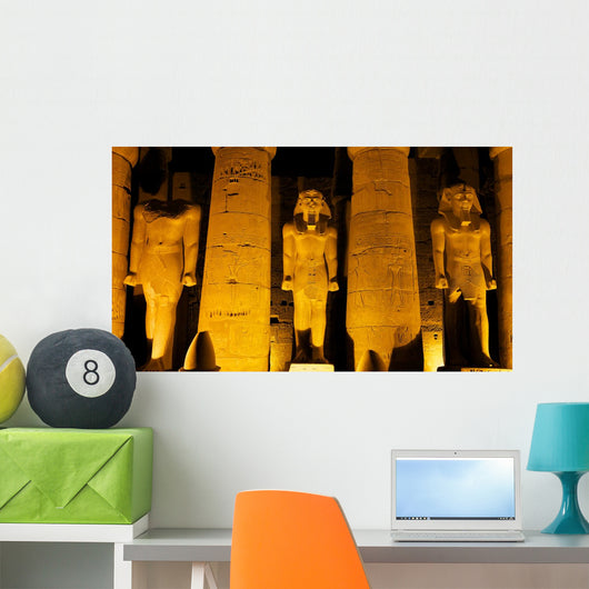 Beleuchtete Ramses Statuen im