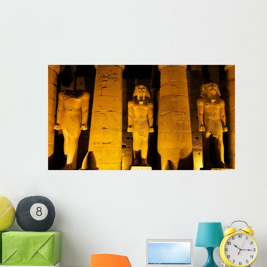 Beleuchtete Ramses Statuen im