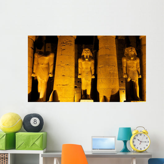 Beleuchtete Ramses Statuen im