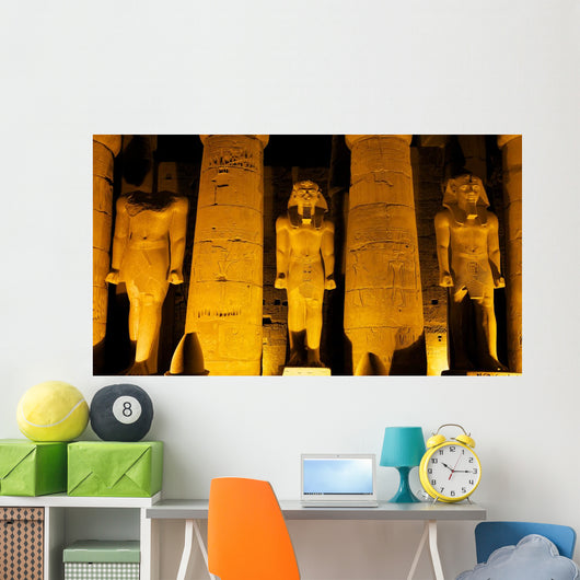 Beleuchtete Ramses Statuen im