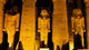 Beleuchtete Ramses Statuen im