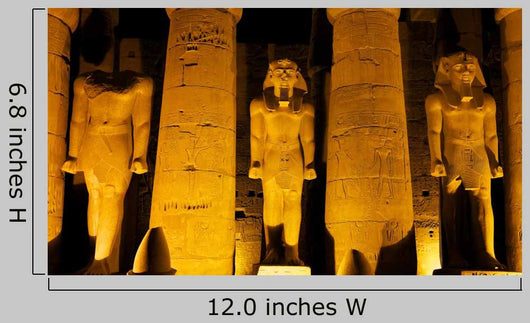 Beleuchtete Ramses Statuen im