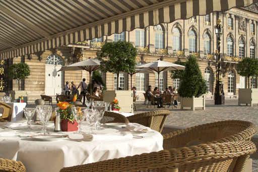 Table L'hotel Sur La Wall Decal