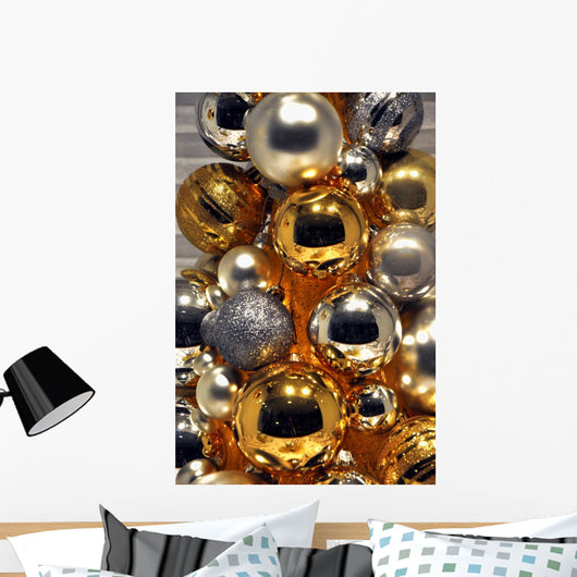 Goldene Und Silberne Weihnachtsbaumkugeln Wall Mural
