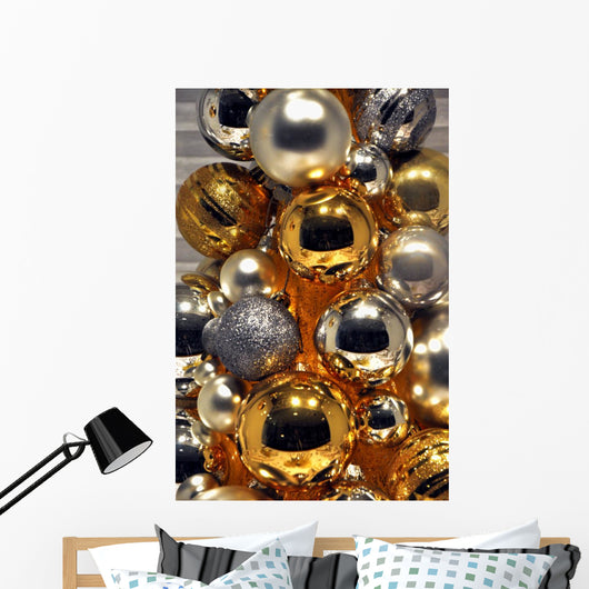 Goldene Und Silberne Weihnachtsbaumkugeln Wall Mural