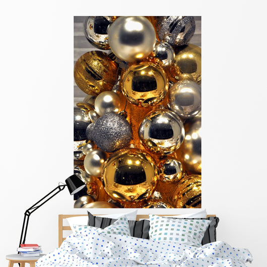 Goldene Und Silberne Weihnachtsbaumkugeln Wall Mural