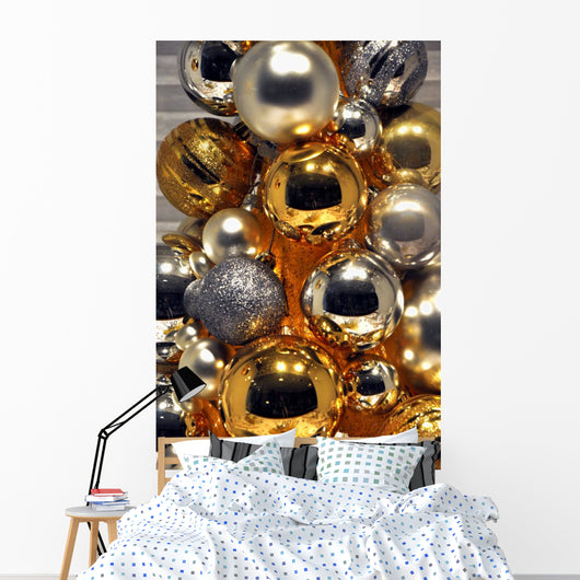 Goldene Und Silberne Weihnachtsbaumkugeln Wall Mural