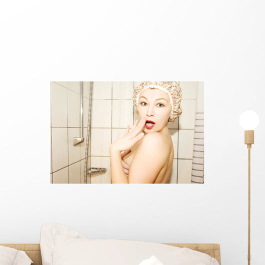 Atraktives Madchen im Bad Wall Mural