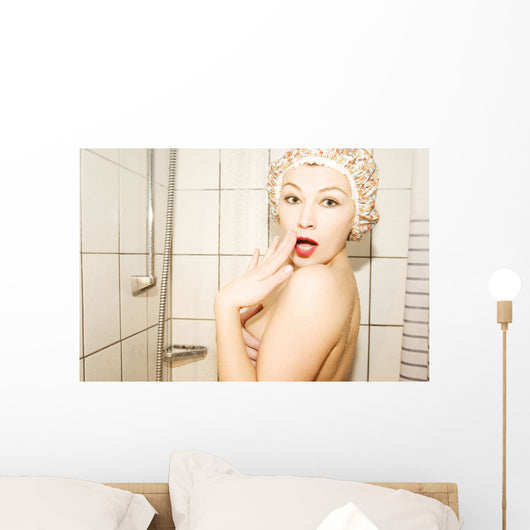 Atraktives Madchen im Bad Wall Mural