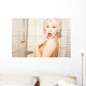 Atraktives Madchen im Bad Wall Mural