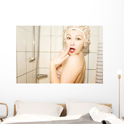 Atraktives Madchen im Bad Wall Mural