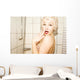 Atraktives Madchen im Bad Wall Mural