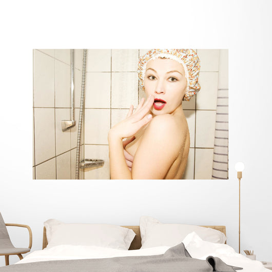Atraktives Madchen im Bad Wall Mural