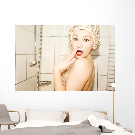 Atraktives Madchen im Bad Wall Mural