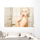 Atraktives Madchen im Bad Wall Mural