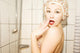 Atraktives Madchen im Bad Wall Mural