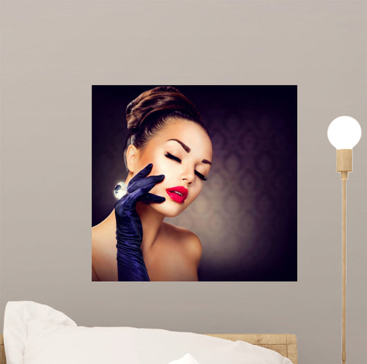 Beauty Fashion Glamour Girl Portrait. Vintage Style Girl 