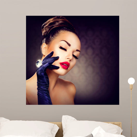 Beauty Fashion Glamour Girl Portrait. Vintage Style Girl 