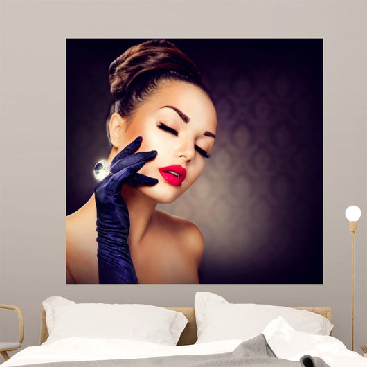 Beauty Fashion Glamour Girl Portrait. Vintage Style Girl 