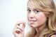 Jugendliche beim Einsetzen der Zahnspange 