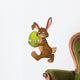 Osterhase trägt Ei Wall Decal