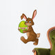 Osterhase trägt Ei Wall Decal