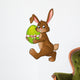 Osterhase trägt Ei Wall Decal