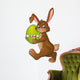 Osterhase trägt Ei Wall Decal