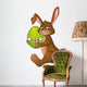 Osterhase trägt Ei Wall Decal