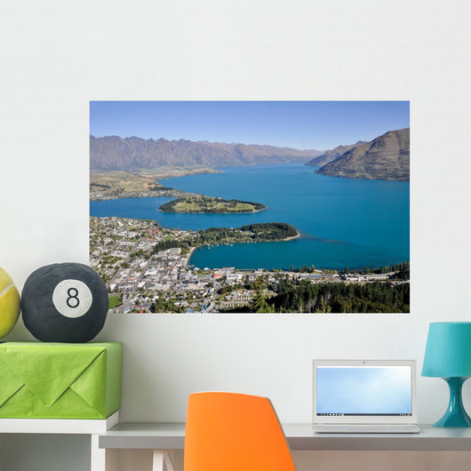 Queenstone and Wakatipu lake, New Zealand 