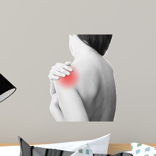 Pain in the women's shoulder 