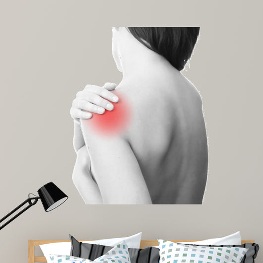 Pain in the women's shoulder 