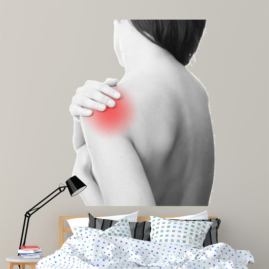 Pain in the women's shoulder 