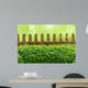Alter Gartenzaun mit Buchsbaumhecke und Bokehhintergrund Wall Mural