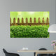Alter Gartenzaun mit Buchsbaumhecke und Bokehhintergrund Wall Mural
