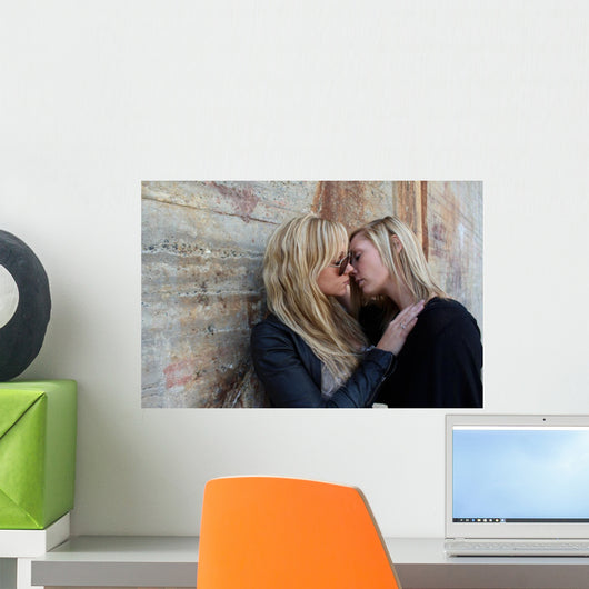 women flirting Wall Mural