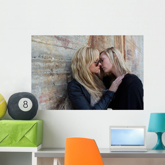 women flirting Wall Mural