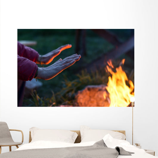warming hands Wall Mural