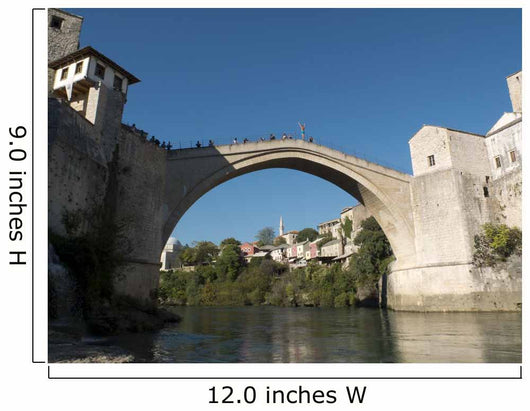 Plongeur, bras levÃ©s, sur le pont de Mostar en Bosnie. Wall Mural