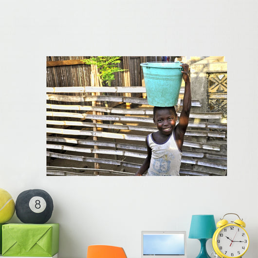 Transport von Trinkwasser in Afrika Wall Mural