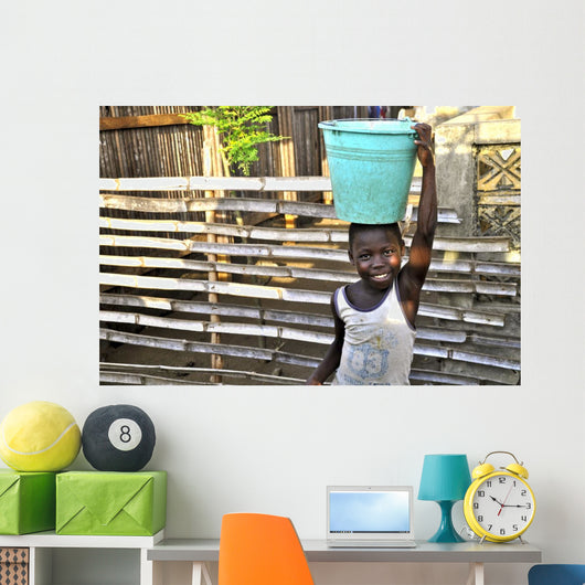 Transport von Trinkwasser in Afrika Wall Mural