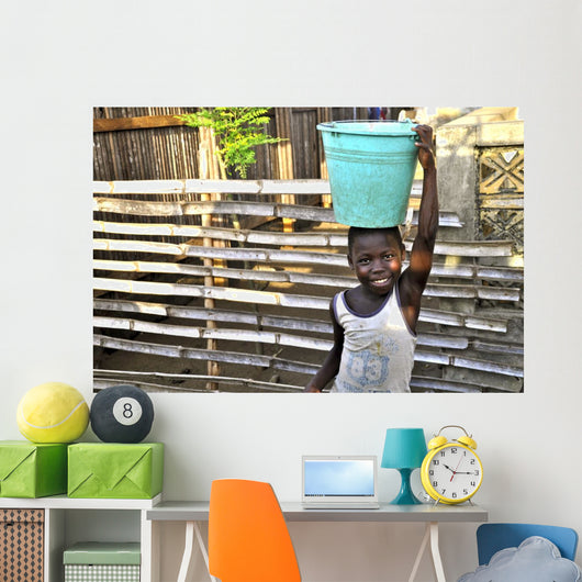 Transport von Trinkwasser in Afrika Wall Mural