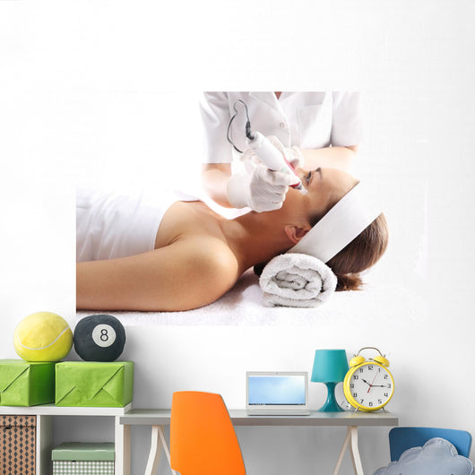 Mezoterapia, kobieta u kosmetyczki Wall Mural